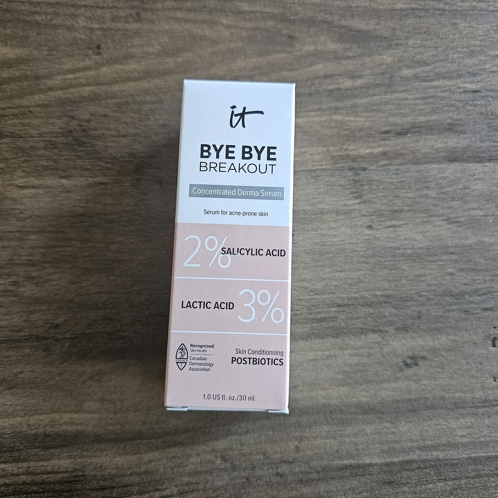 it cosmetics Bye Bye Breakout Concentrated Derma Serum White and Pink Packaging